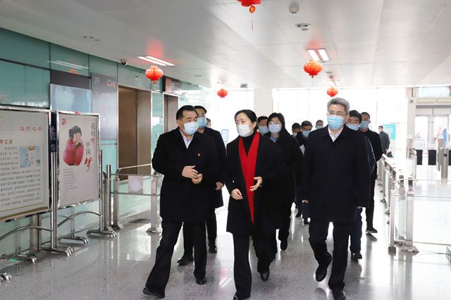 市領(lǐng)導(dǎo)至車站走訪慰問和疫情防控、保供應(yīng)保安全保暢通工作督查